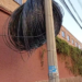 Varios metros de cable “colgados” de la infraestructura urbana, ponen en peligro a vecinos de Tomasa Estévez
